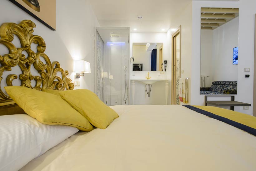 Nahaufnahme vom luxuriösen Bett in der Suite Venere des Excellent Trinity Rooms im Zentrum von Rom.