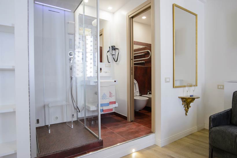 Das Bad der Suite Athena im Excellent Trinity Rooms in Rom: Ihr exclusives Bed and Breakfast.