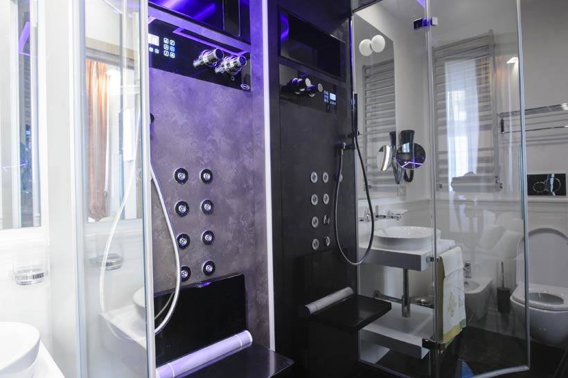 Die Dusche mit Dampfbad-Funktion und Lichttherapie in der Suite Diana.